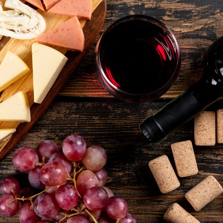 vista-superiore-di-vino-rosso-con-l-uva-e-il-formaggio-sul-tagliere-sull-orizzontale-di-legno-scuro_176474-4508 vista-superiore-di-vino-rosso-con-l-uva-e-il-formaggio-sul-tagliere-sull-orizzontale-di-legno-scuro_176474-4508